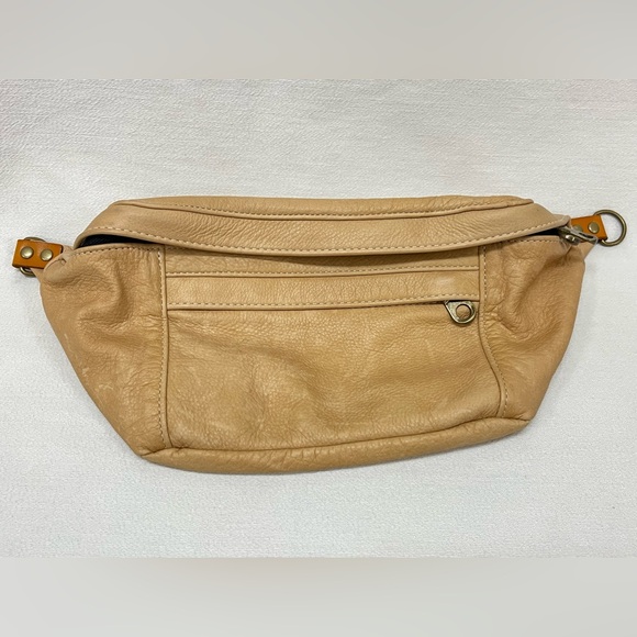 Parker Thatch Cross Your Heart Crossbody Leather Bag - Picture 2 of 8